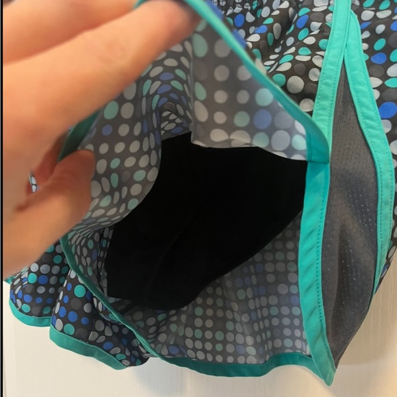 UNDER ARMOUR SHORTS - Picture 3 of 4